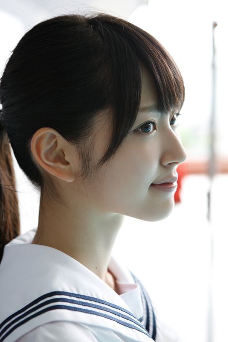 Fantastiske asiatiske Airi Suzuki stripper sin skoleuniform og afslører sine naturlige små bryster