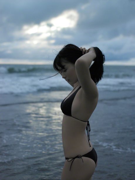 Asiatisk teenager Mitsuki Hosina viser sine fantastiske røvhuller og bryster frem i en bikini