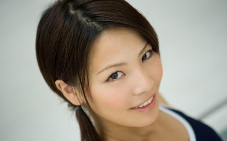 夢幻般的亞洲青少年 Yui Kawakita 展示她嬌小的乳房並擺出獨奏姿勢