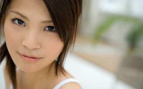 夢幻般的亞洲青少年 Yui Kawakita 展示她嬌小的乳房並擺出獨奏姿勢