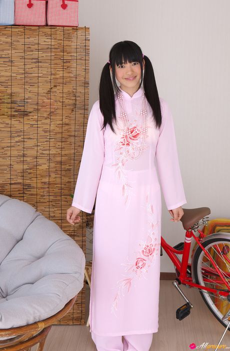 Dejlig japansk babe Tomoe Yamanaka demonstrerer sine flade bryster og poserer solo