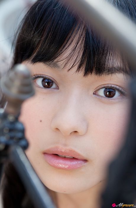 亞洲美女 Tomoe Yamanaka 脫下比基尼，露出自然乳房