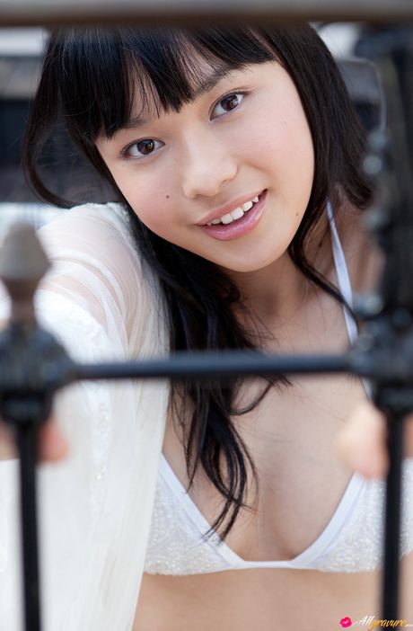 亞洲美女 Tomoe Yamanaka 脫下比基尼，露出自然乳房