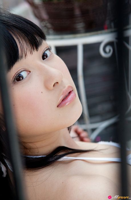 亞洲美女 Tomoe Yamanaka 脫下比基尼，露出自然乳房