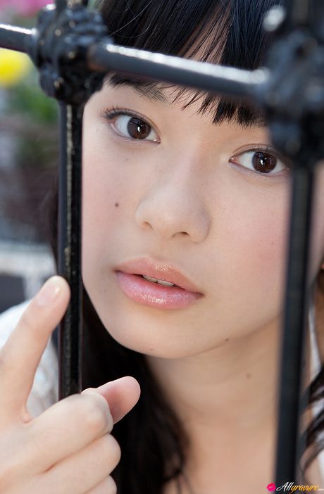 亞洲美女 Tomoe Yamanaka 脫下比基尼，露出自然乳房