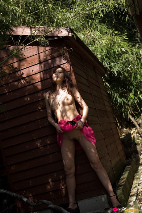 亞洲女孩 Ryo Shinohara 展示她的天然乳房並獨自擺姿勢