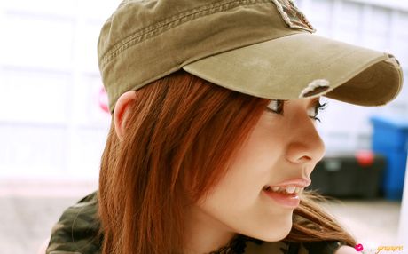 アジアの可愛い河合玲美は、裸になる前に帽子とパンティーを脱ぐ