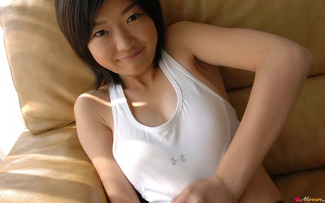 アジア人の女の子、木嶋のりこがソロで彼女の素晴らしい胸とポーズを強調