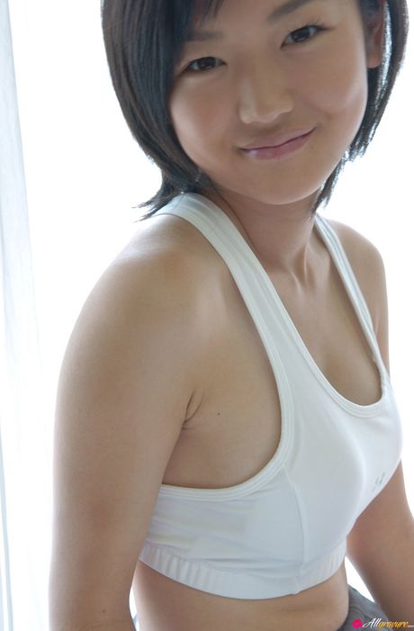 アジア人の女の子、木嶋のりこがソロで彼女の素晴らしい胸とポーズを強調