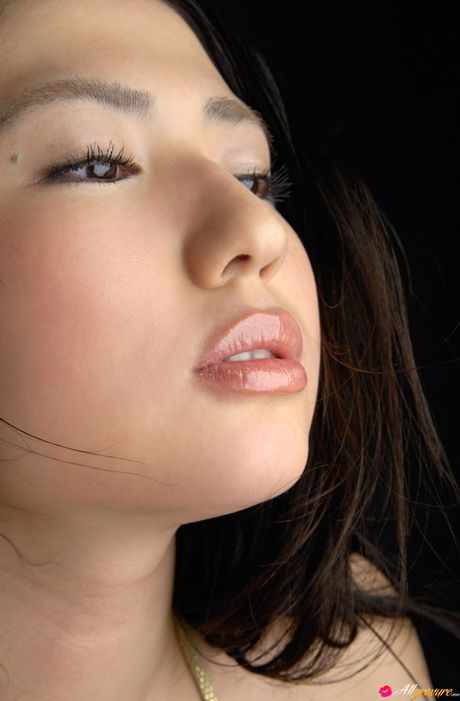 亞洲女孩瀧澤乃南炫耀她的大胸脯，穿著比基尼擺姿勢