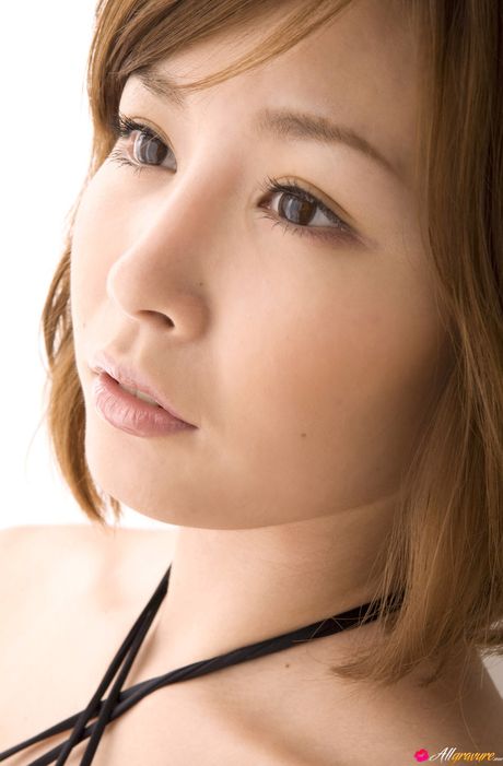 亞洲女孩 Iyo Hanaki 脫下泳衣，炫耀她迷人的胸部