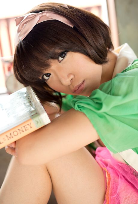 Attraktiv asiatisk teenager Mayu Kamiya viser sine små bryster frem og går nøgen frem for kameraet