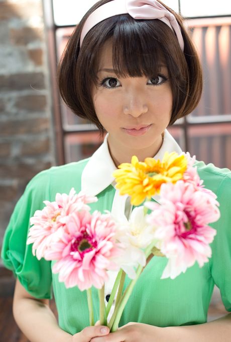 Attraktiv asiatisk teenager Mayu Kamiya viser sine små bryster frem og går nøgen frem for kameraet