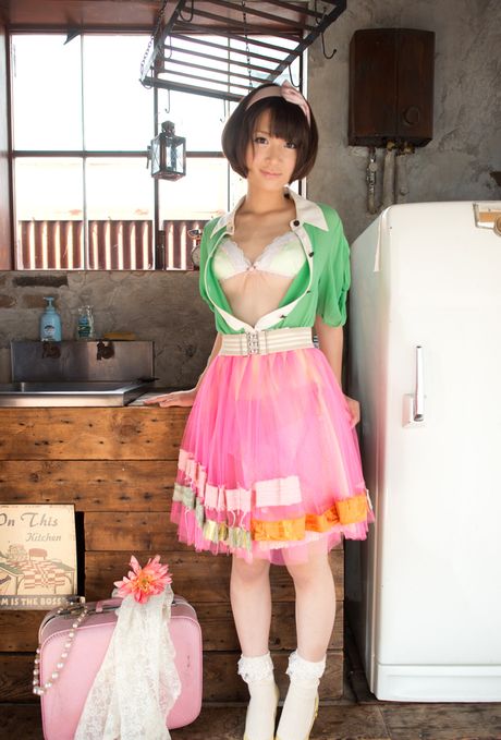 迷人的亞洲女孩 Mayu Kamiya 展示她嬌小的乳房並在鏡頭前裸體