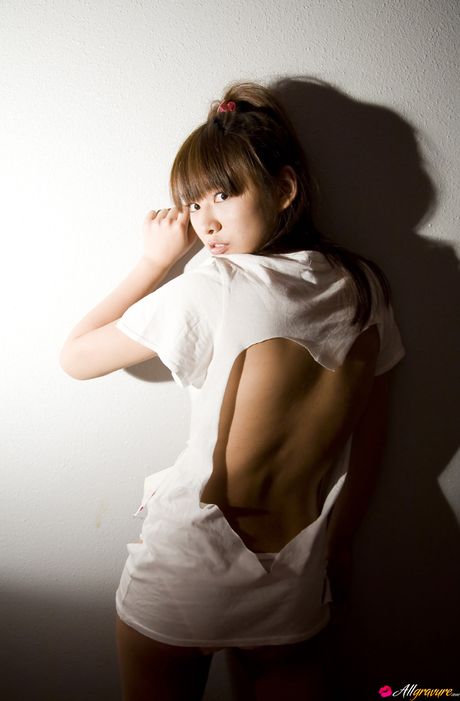 亞洲少女 Natsumi Kamata 脫下內褲，展現她美麗的乳房