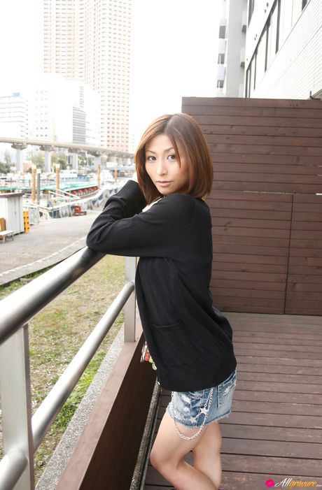 精彩的日本女孩朝比奈明里在自慰前脫下比基尼