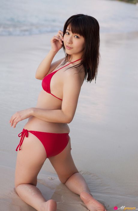 亞洲少女黑田亞里沙在海中脫下比基尼