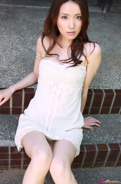 亞洲小妞 Saki Seto 炫耀她火辣的臀部，並在獨奏中張開雙腿