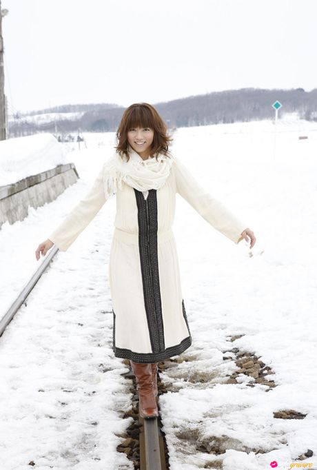 亞洲女孩 Marie Kai 裹著毛巾在床上裸體