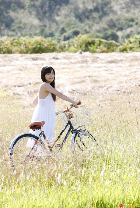 亞洲美女三宅瞳 (Miyake Hitomi) 露出小乳房，裸露肌膚