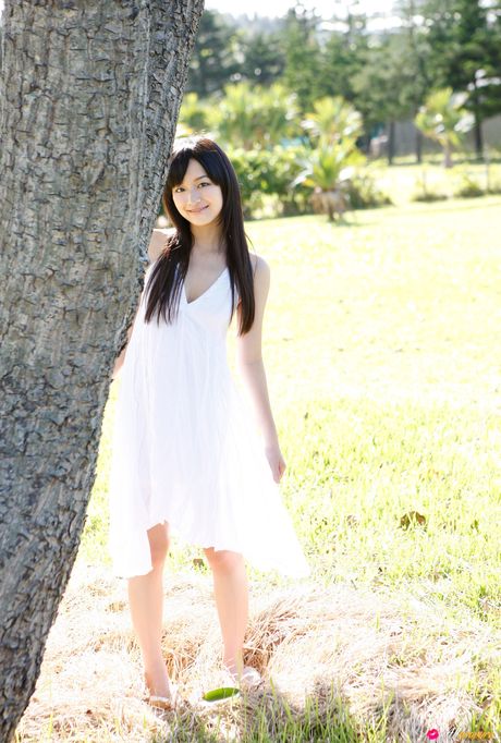 アジアのキュートな三宅瞳が小さなおっぱいを露わにし、素肌を披露