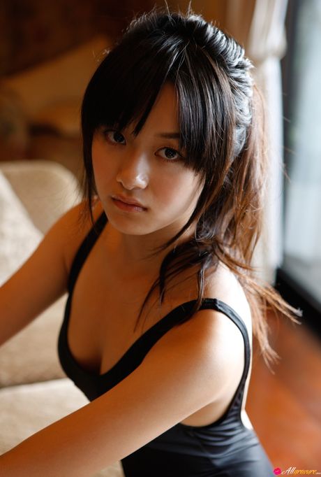 アジアのキュートな三宅瞳が小さなおっぱいを露わにし、素肌を披露