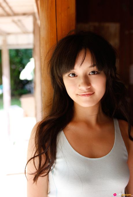 アジアのキュートな三宅瞳が小さなおっぱいを露わにし、素肌を披露