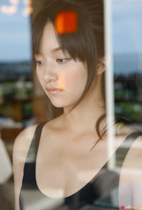 アジアのキュートな三宅瞳が小さなおっぱいを露わにし、素肌を披露