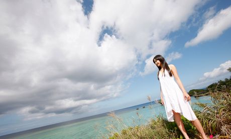 Asiatisk søde Miyake Hitomi blotter sine små bryster og viser sin bare hud