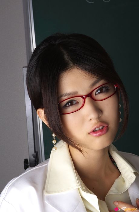 アジア美人の木嶋のりこがメガネを外してオマンコを広げる