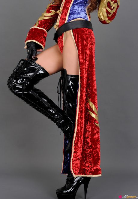 Hun poserer iført sine latexstøvler og handsker og viser sin sexede krop frem