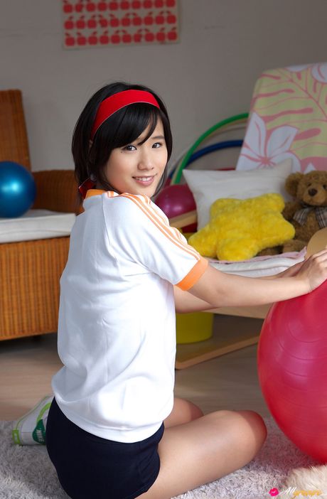 Asiatisk søde Yuzuki Hashimoto præsenterer sine flotte bryster og poserer solo