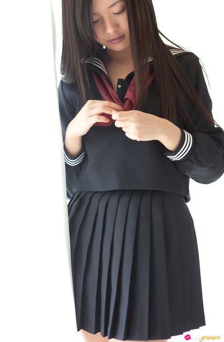 Asiatisk teenager Mayumi Yamanaka viser sine små bryster og poserer solo