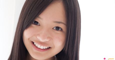 Asiatisk teenager Mayumi Yamanaka blotter sine små bryster og poserer solo