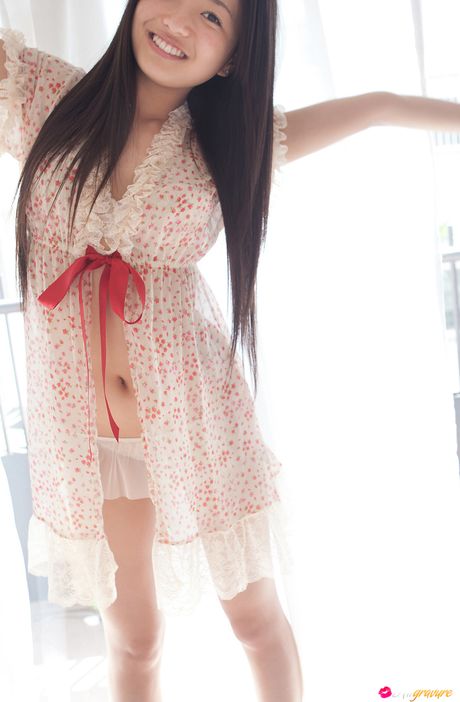 Asiatisk teenager Mayumi Yamanaka blotter sine små bryster og poserer solo