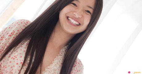 Asiatisk teenager Mayumi Yamanaka blotter sine små bryster og poserer solo