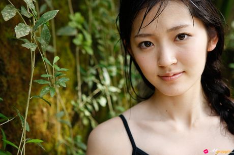 Airi Suzuki displays her flat tits and exhibits her perfect body in nature