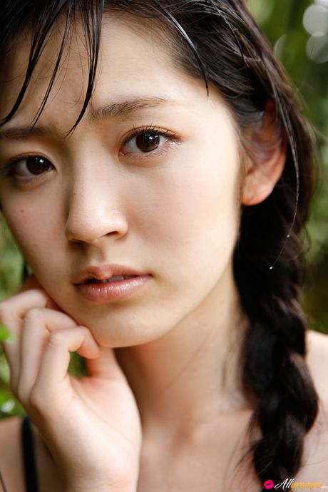 Airi Suzuki displays her flat tits and exhibits her perfect body in nature