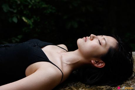 Airi Suzuki displays her flat tits and exhibits her perfect body in nature