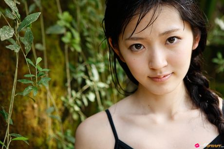 Airi Suzuki displays her flat tits and exhibits her perfect body in nature