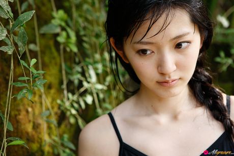 Airi Suzuki displays her flat tits and exhibits her perfect body in nature