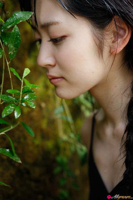 Airi Suzuki displays her flat tits and exhibits her perfect body in nature