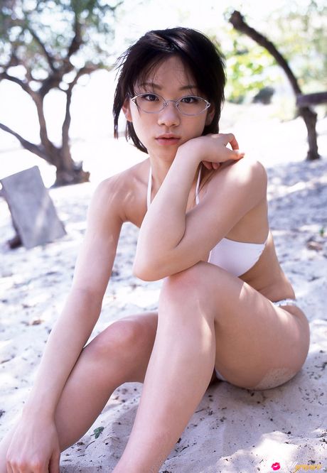 亞洲娃娃 Ami Tokito 展示她的小乳房並穿著比基尼擺姿勢