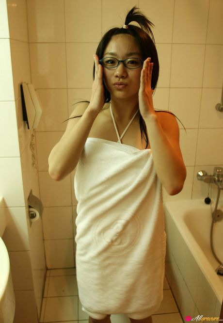 亞洲娃娃 Ami Tokito 展示她的小乳房並穿著比基尼擺姿勢