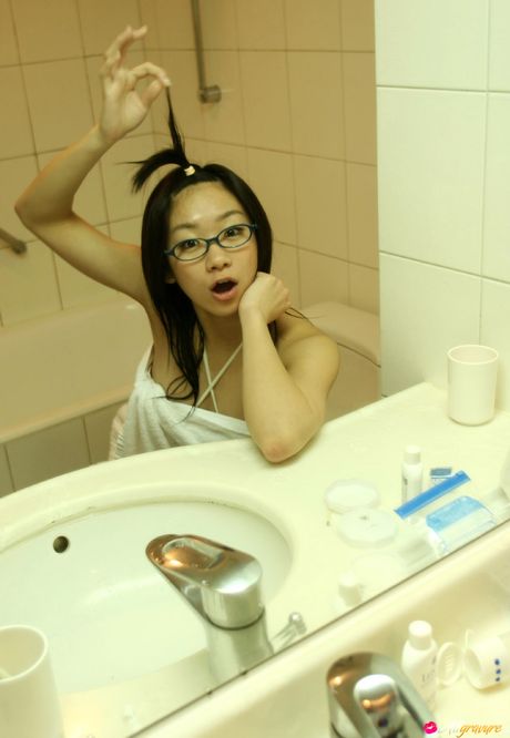 亞洲娃娃 Ami Tokito 展示她的小乳房並穿著比基尼擺姿勢