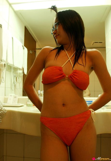 亞洲娃娃 Ami Tokito 展示她的小乳房並穿著比基尼擺姿勢