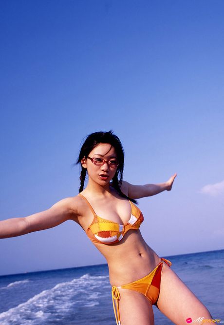 亞洲娃娃 Ami Tokito 展示她的小乳房並穿著比基尼擺姿勢