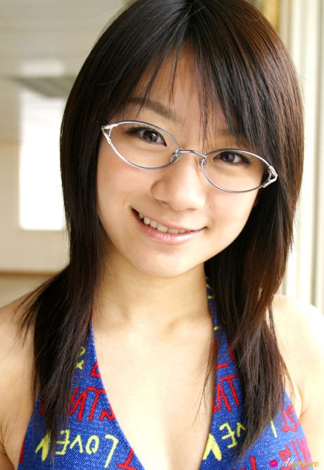 亞洲娃娃 Ami Tokito 展示她的小乳房並穿著比基尼擺姿勢