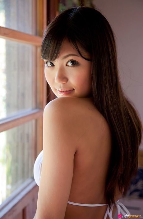 Asian covergirl Saemi Shinohara gets naked boldly