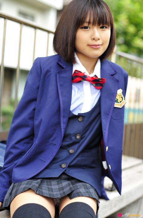 Asiatisk skolepige Ran Sakai blotter sine trusser og poserer i strømpebukser